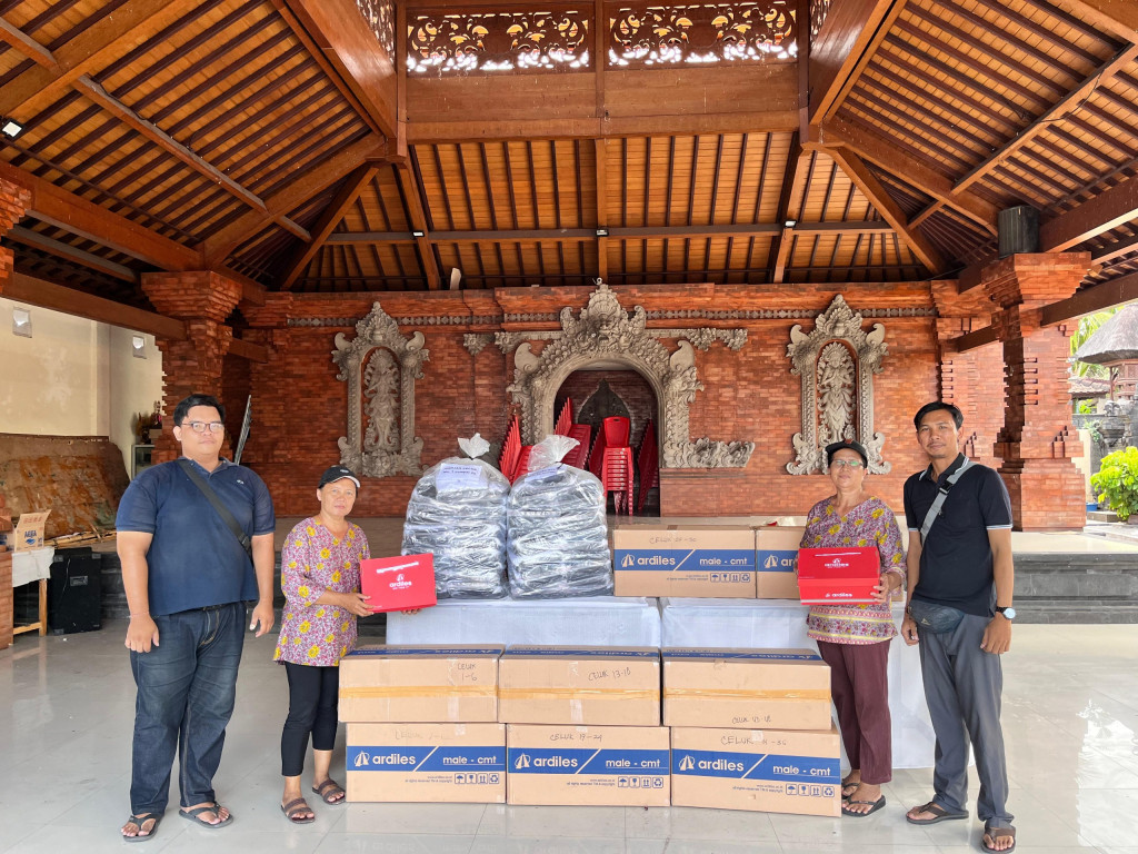 BUM Desa Tri Manunggal Jaya Dalung Lakukan Pengiriman Pakaian dan Sepatu Lansia di Banjar Celuk Dalung